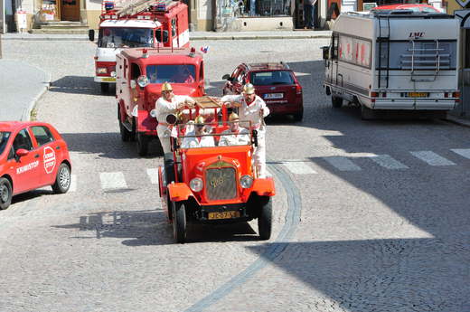 Slavnostní jízda hasičských vozidel