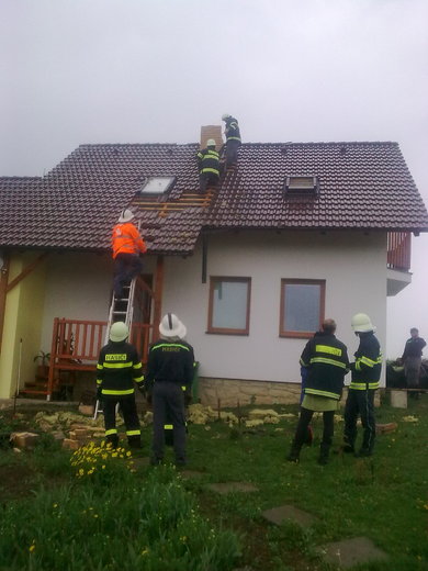 Požár rodinného domu - blesk